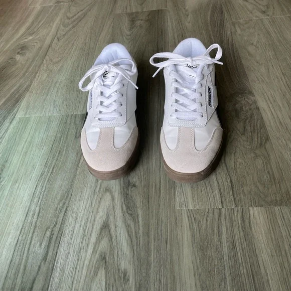 Rebook Sneaker - Picture 1 of 7